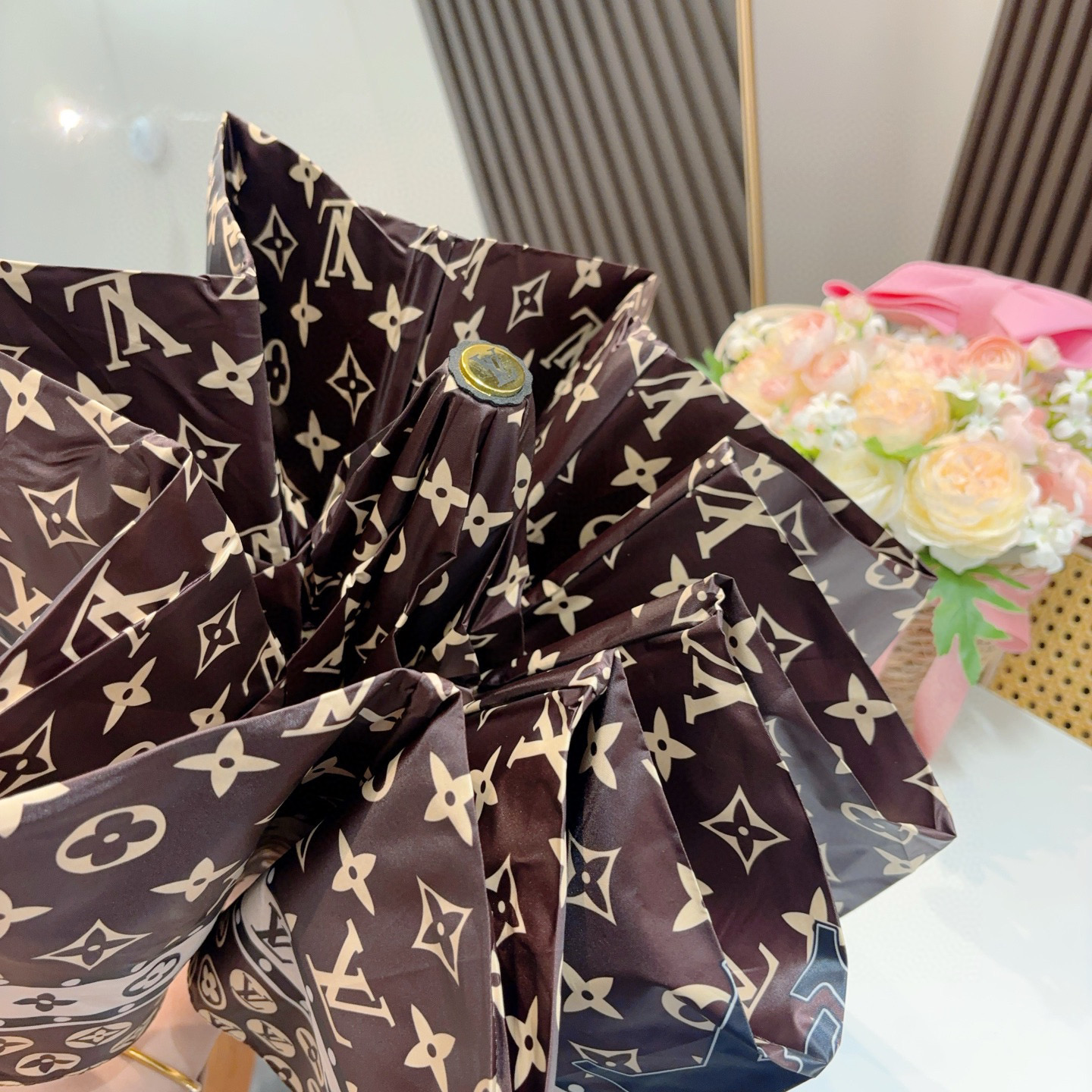  LOUIS VUITTON （路易威登）2025新款 经典字母 三折自动折叠晴雨伞 新涂层技术深色伞面