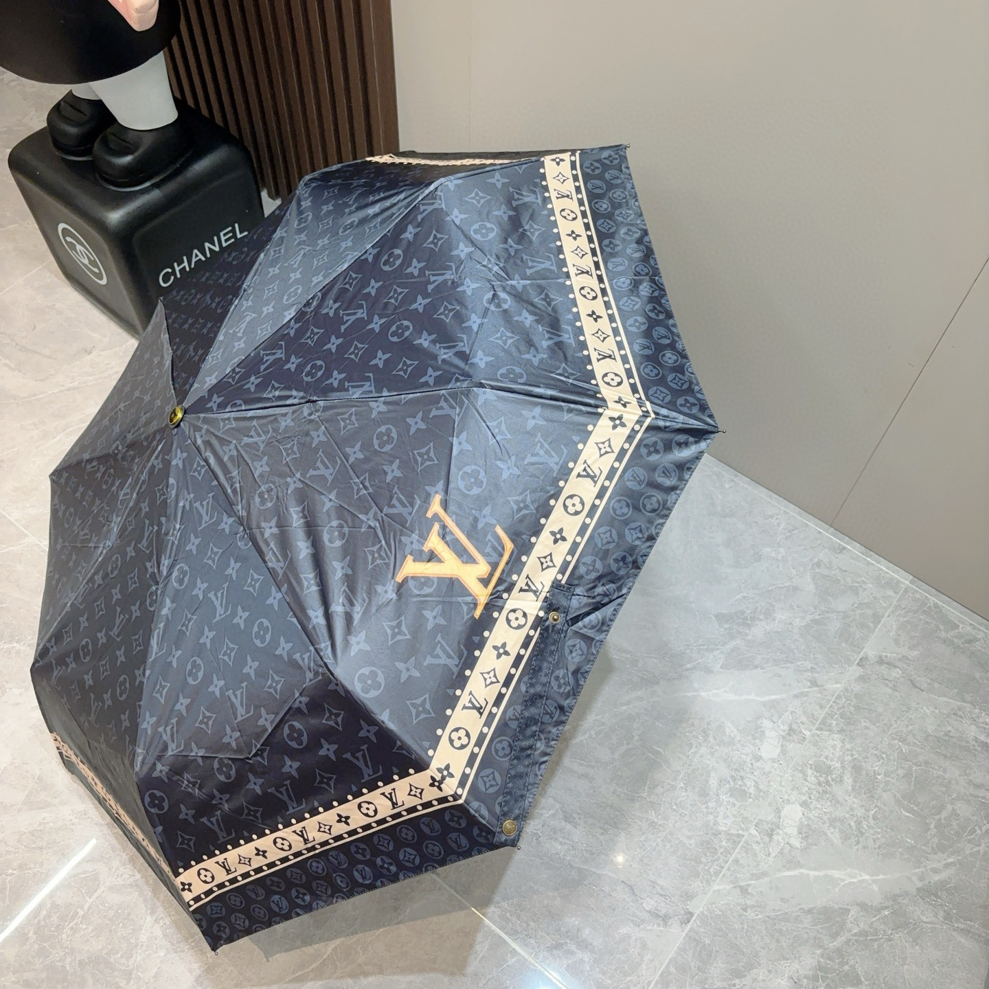  LOUIS VUITTON （路易威登）2025新款 经典字母 三折自动折叠晴雨伞 新涂层技术深色伞面