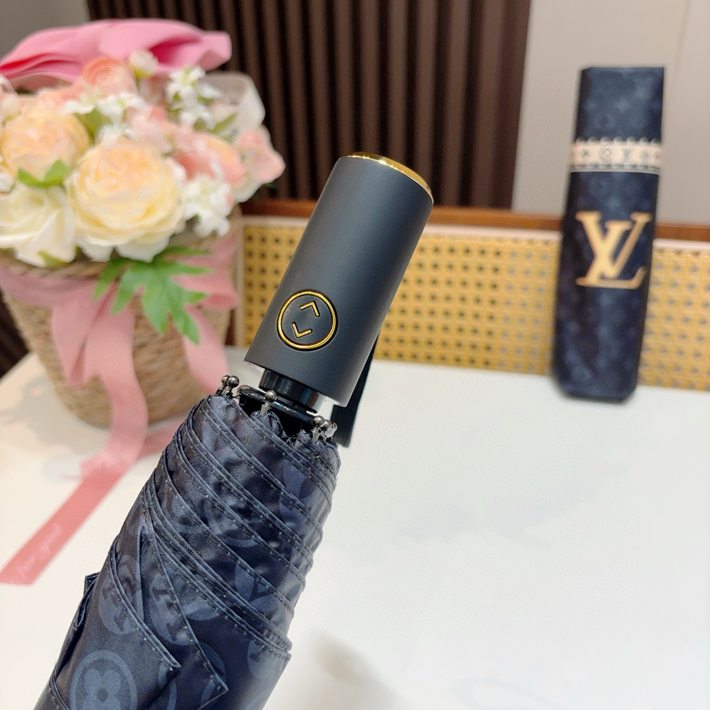  LOUIS VUITTON （路易威登）2025新款 经典字母 三折自动折叠晴雨伞 新涂层技术深色伞面