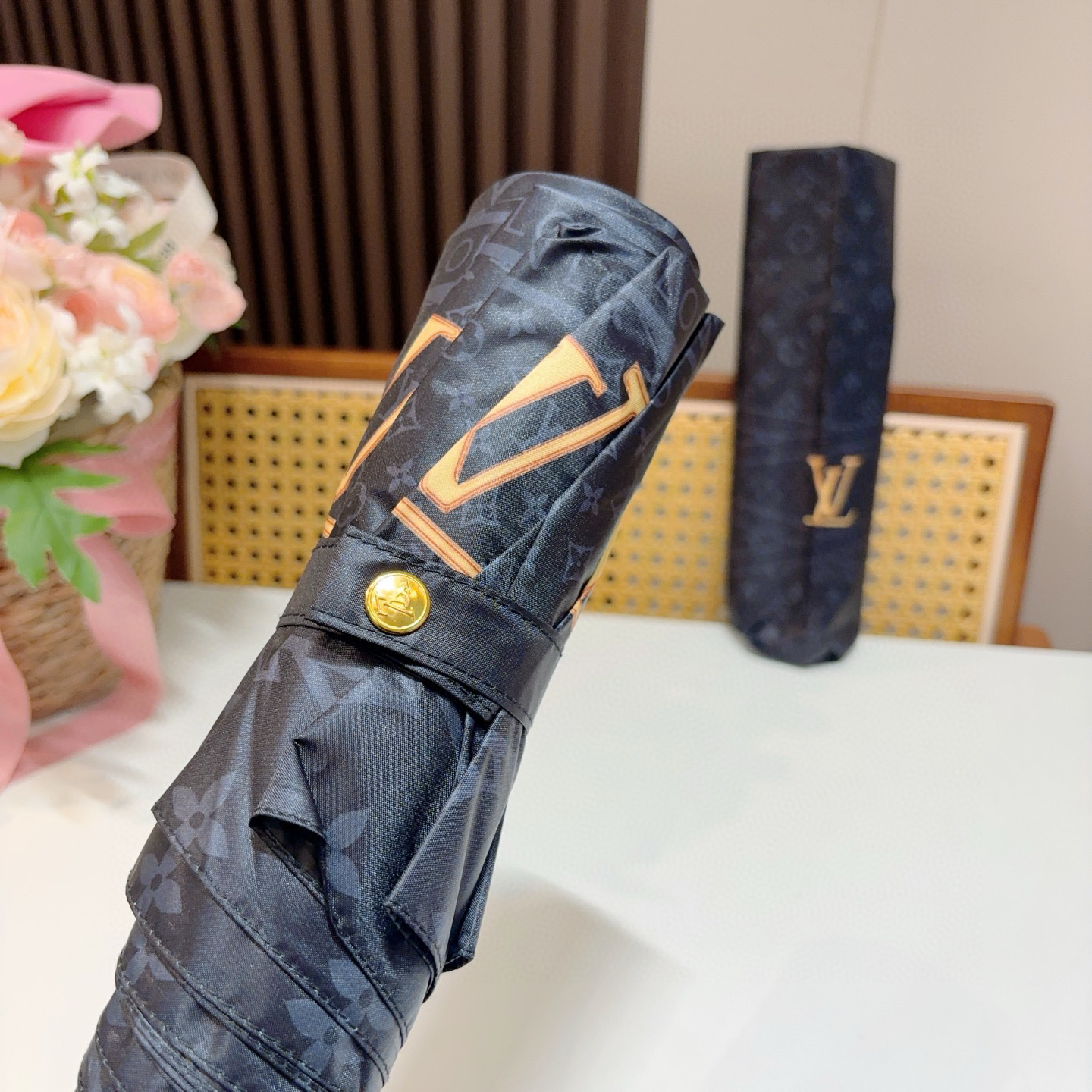  LOUIS VUITTON （路易威登）2025新款 经典字母 三折自动折叠晴雨伞 新涂层技术深色伞面