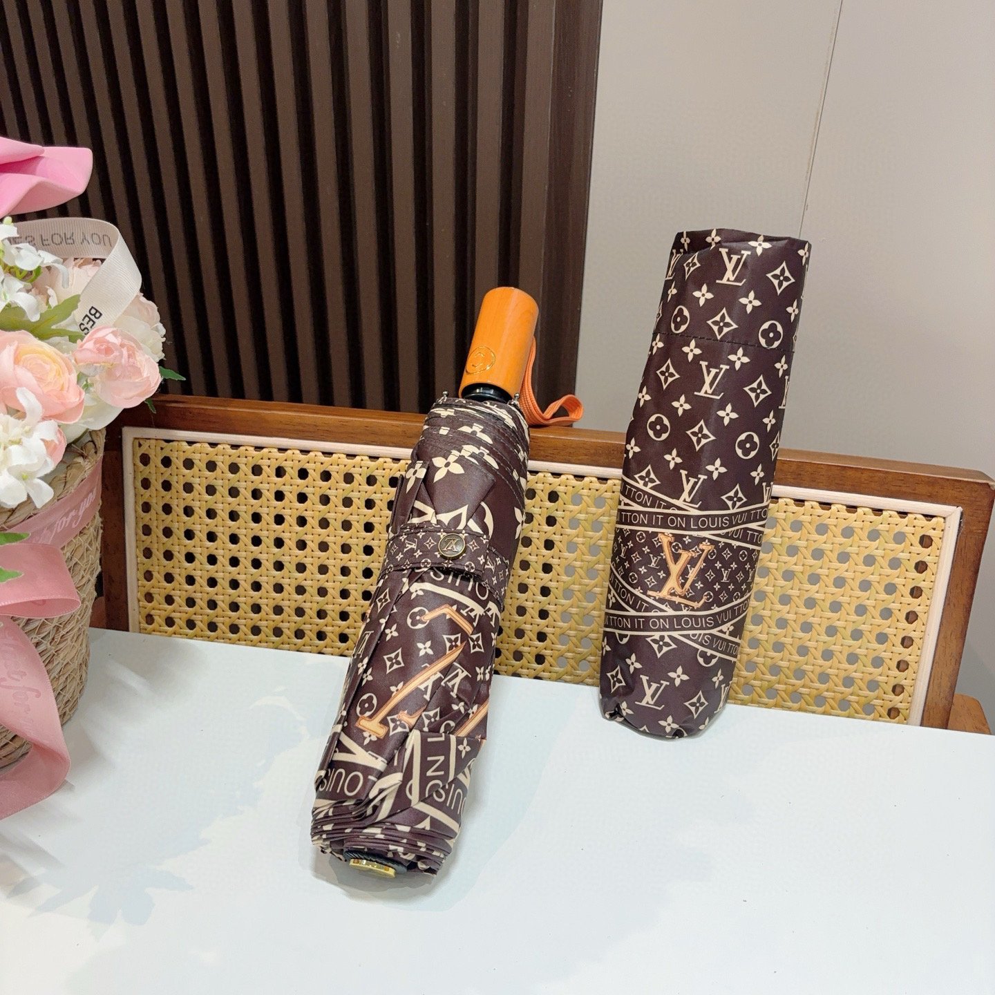  LOUIS VUITTON （路易威登）2025新款 经典字母 三折自动折叠晴雨伞 新涂层技术深色伞面