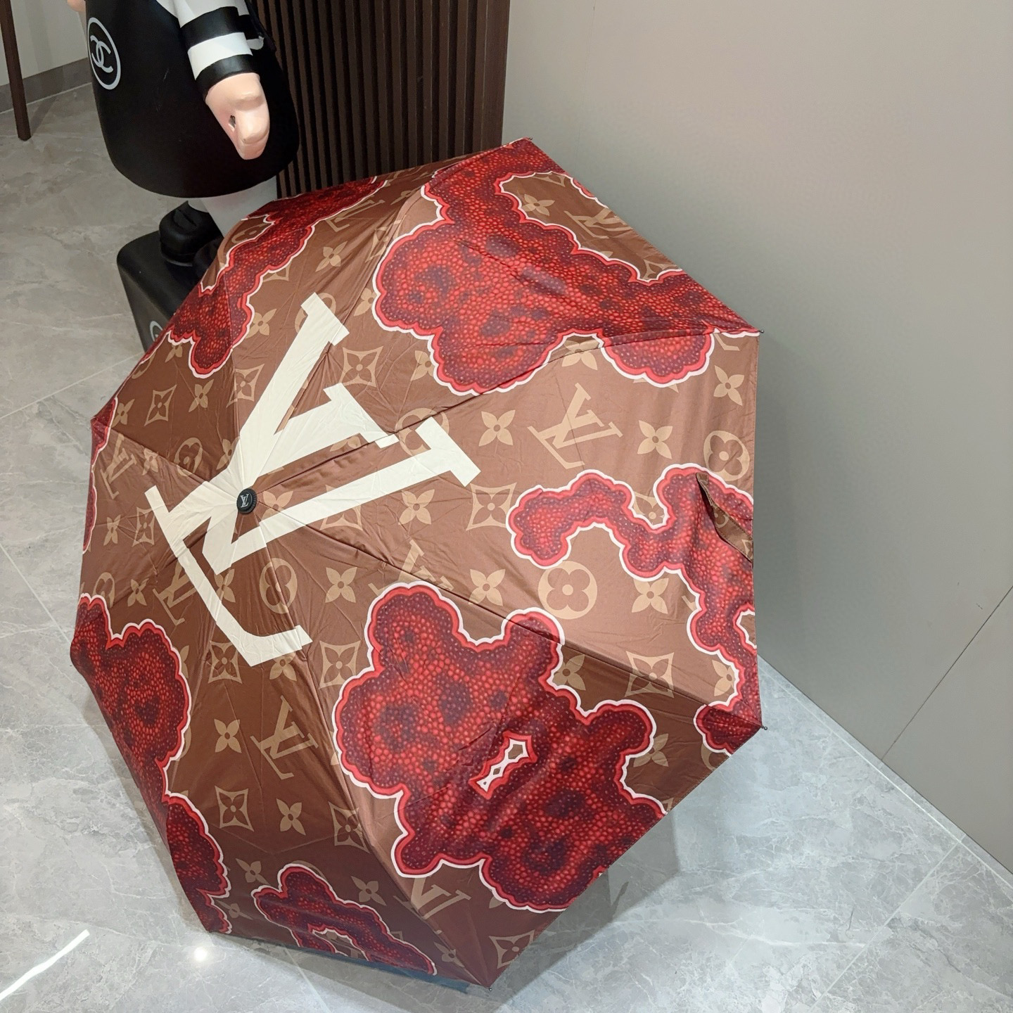  LOUIS VUITTON （路易威登）2025新款 经典字母 三折自动折叠晴雨伞 新涂层技术深色伞面