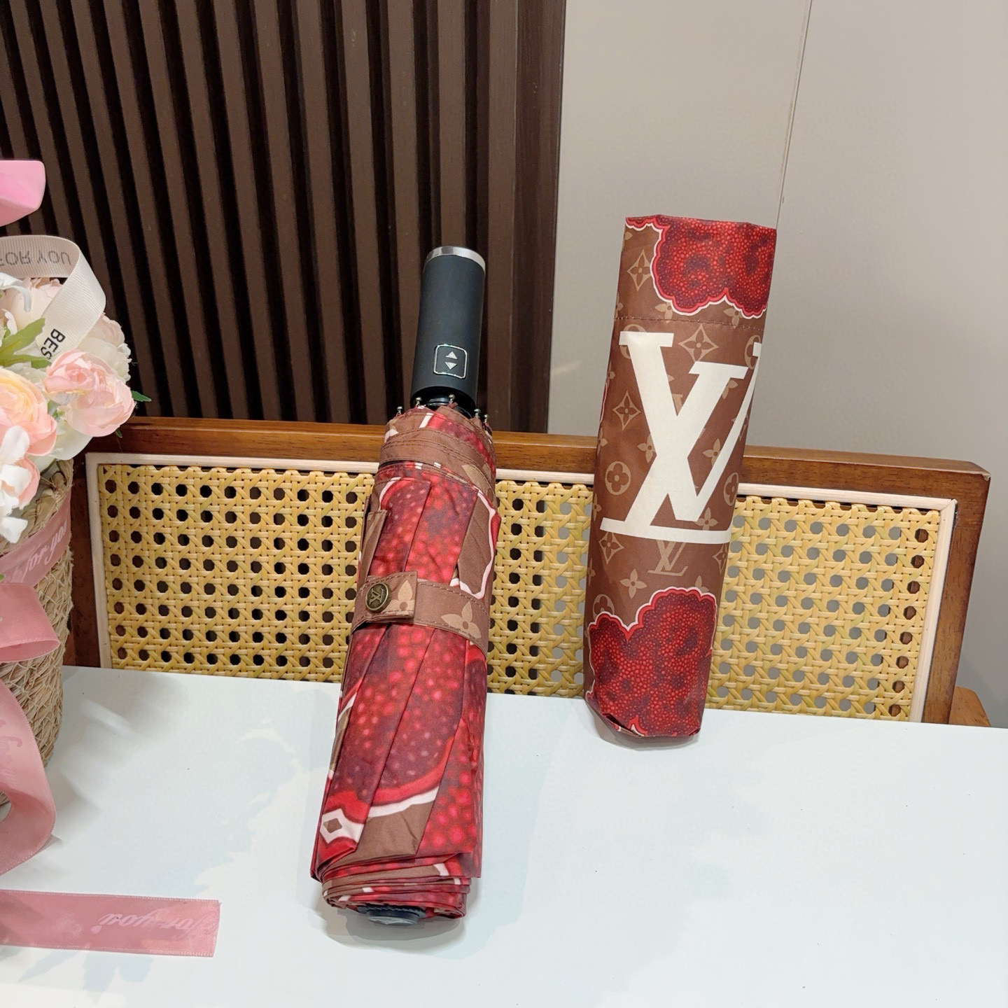  LOUIS VUITTON （路易威登）2025新款 经典字母 三折自动折叠晴雨伞 新涂层技术深色伞面