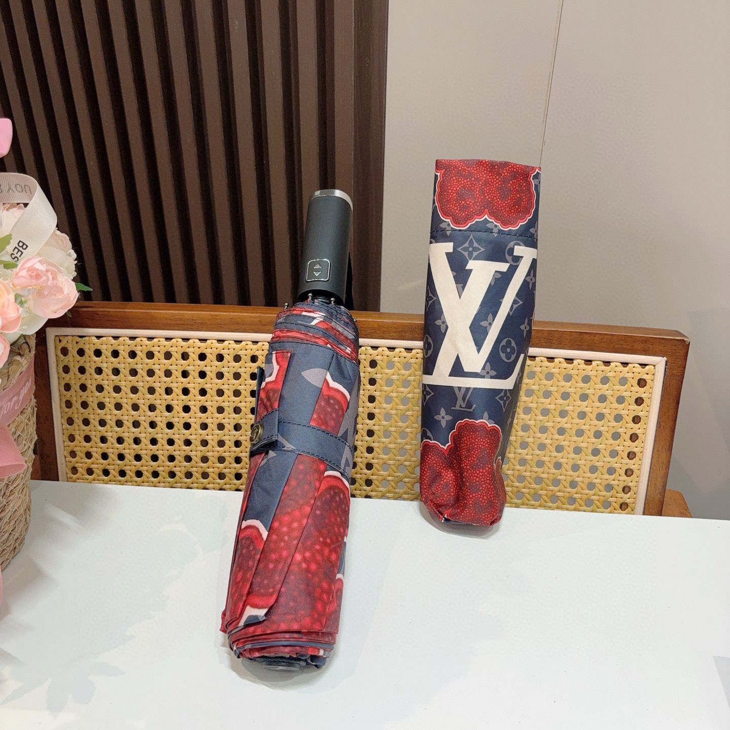  LOUIS VUITTON （路易威登）2025新款 经典字母 三折自动折叠晴雨伞 新涂层技术深色伞面