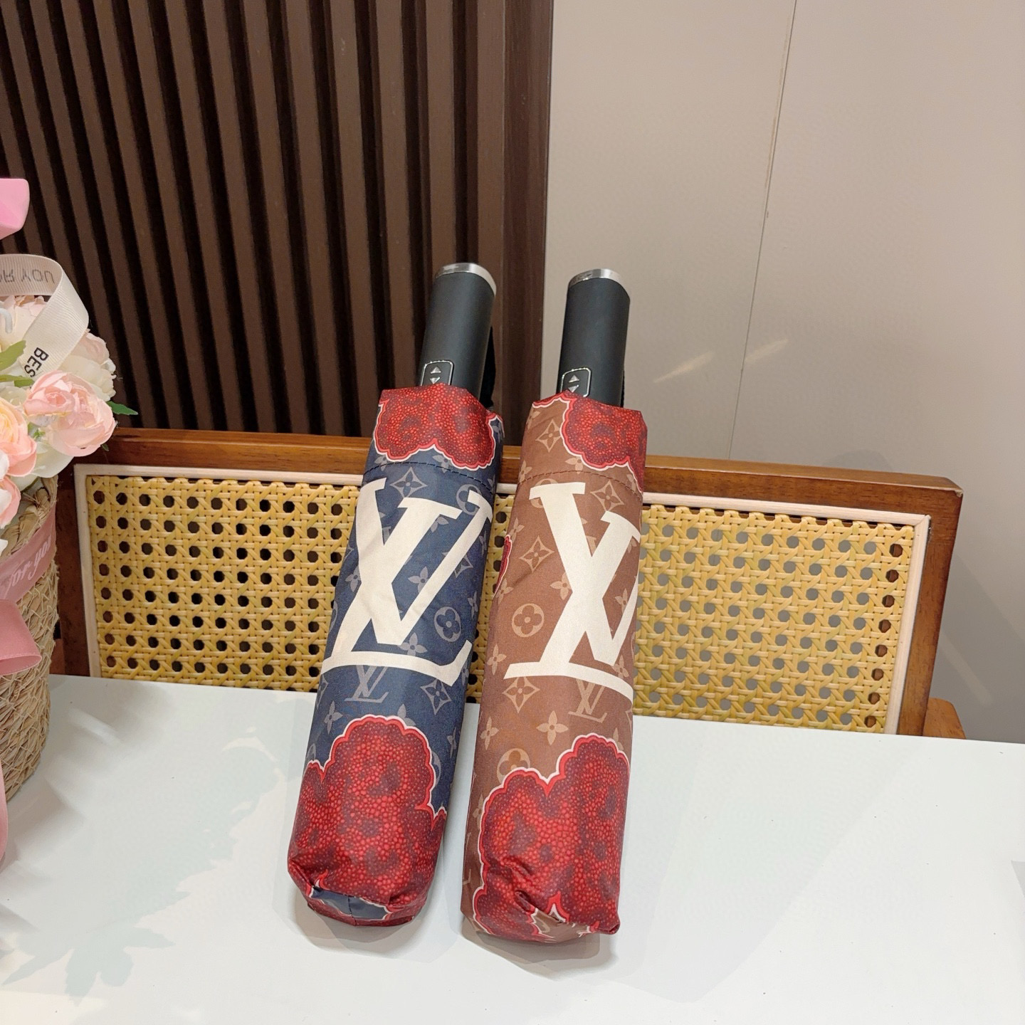  LOUIS VUITTON （路易威登）2025新款 经典字母 三折自动折叠晴雨伞 新涂层技术深色伞面