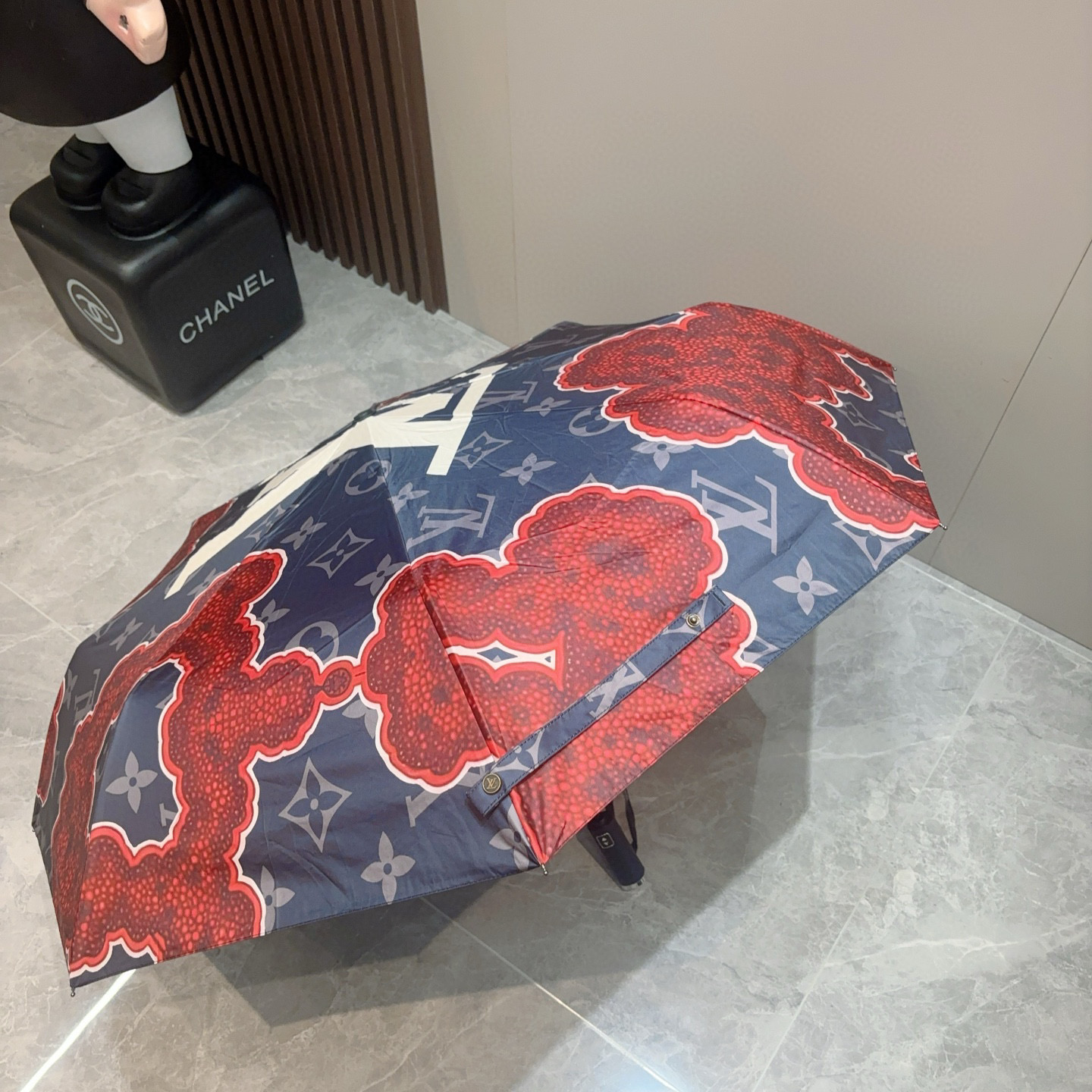  LOUIS VUITTON （路易威登）2025新款 经典字母 三折自动折叠晴雨伞 新涂层技术深色伞面