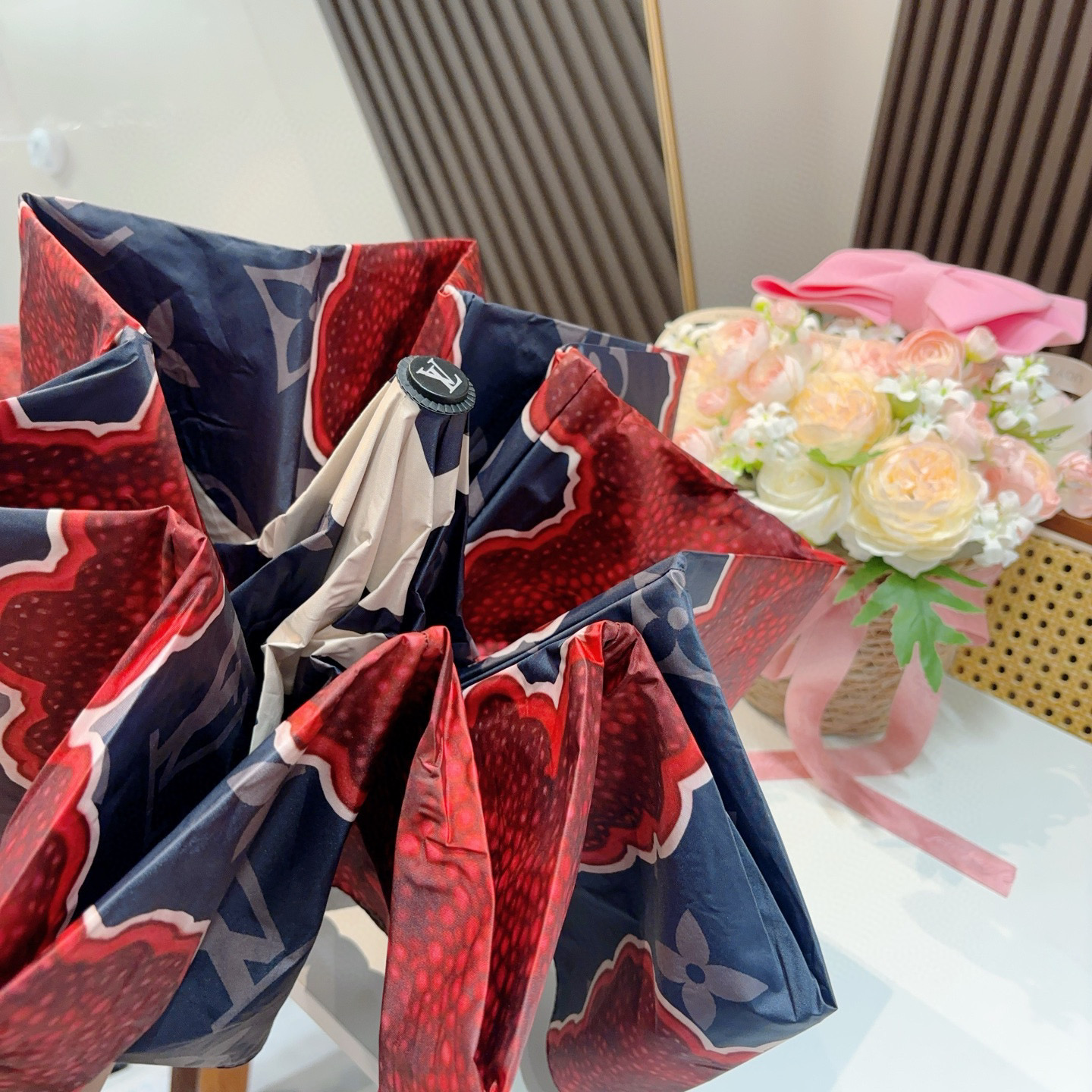  LOUIS VUITTON （路易威登）2025新款 经典字母 三折自动折叠晴雨伞 新涂层技术深色伞面