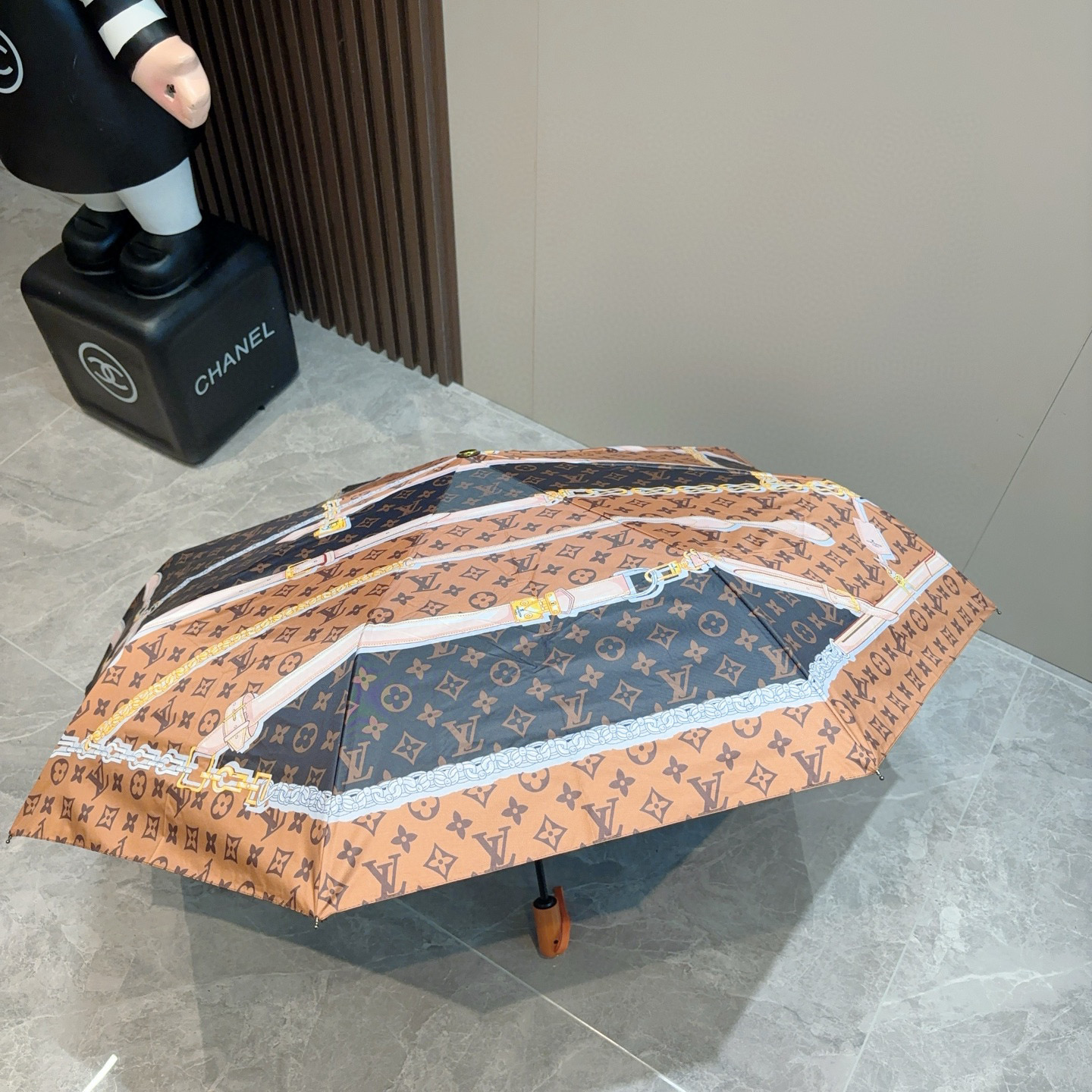  LOUIS VUITTON （路易威登）2025新款 经典字母 三折自动折叠晴雨伞 新涂层技术深色伞面