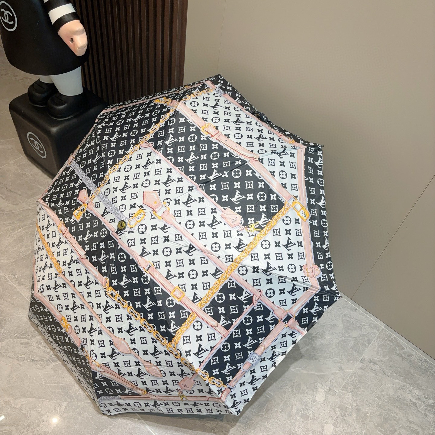  LOUIS VUITTON （路易威登）2025新款 经典字母 三折自动折叠晴雨伞 新涂层技术深色伞面