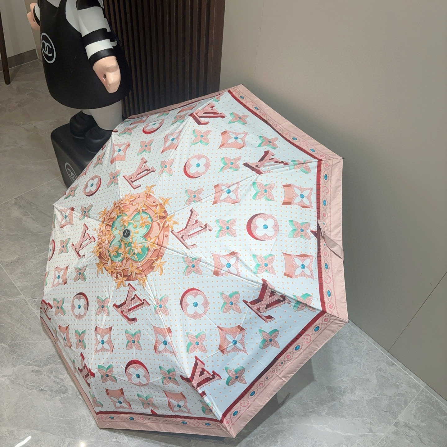  LOUIS VUITTON （路易威登）2025新款 经典字母 三折自动折叠晴雨伞 新涂层技术深色伞面