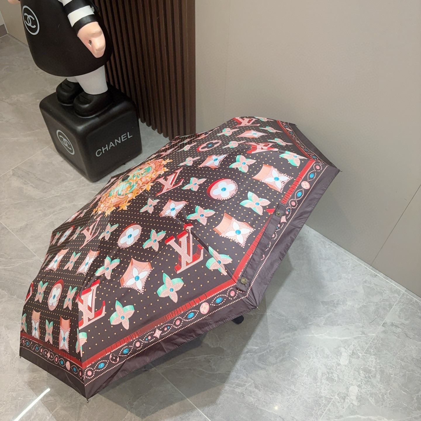  LOUIS VUITTON （路易威登）2025新款 经典字母 三折自动折叠晴雨伞 新涂层技术深色伞面