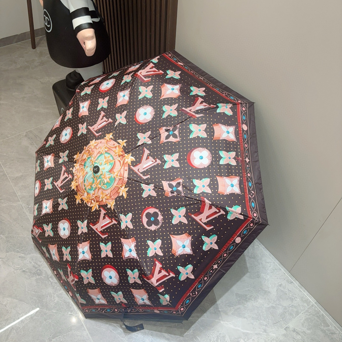  LOUIS VUITTON （路易威登）2025新款 经典字母 三折自动折叠晴雨伞 新涂层技术深色伞面