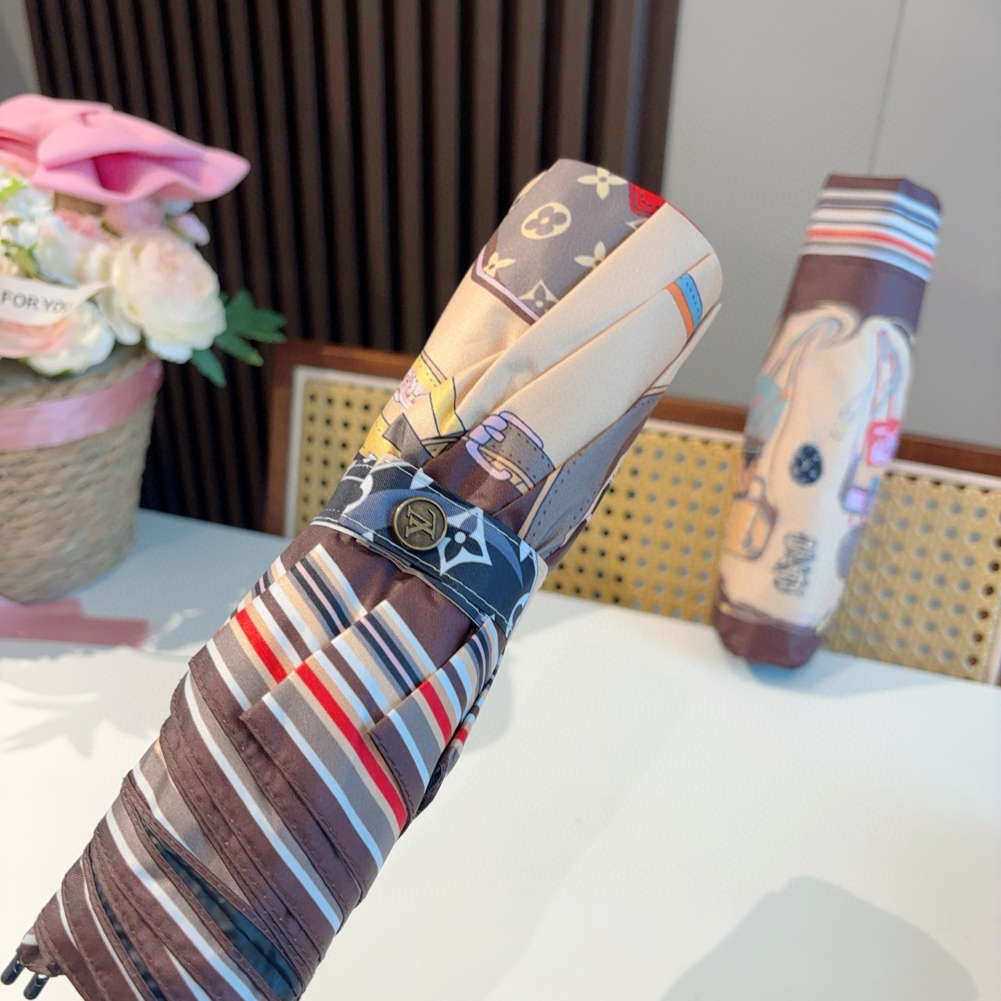  LOUIS VUITTON （路易威登）2025新款 经典字母 三折自动折叠晴雨伞 新涂层技术深色伞面
