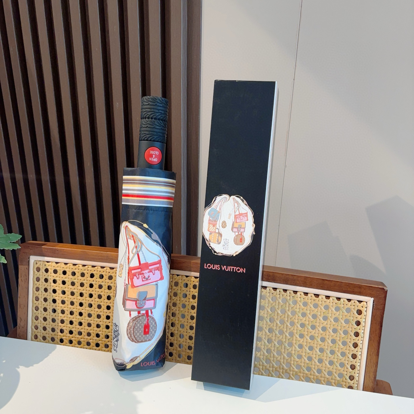  LOUIS VUITTON （路易威登）2025新款 经典字母 三折自动折叠晴雨伞 新涂层技术深色伞面