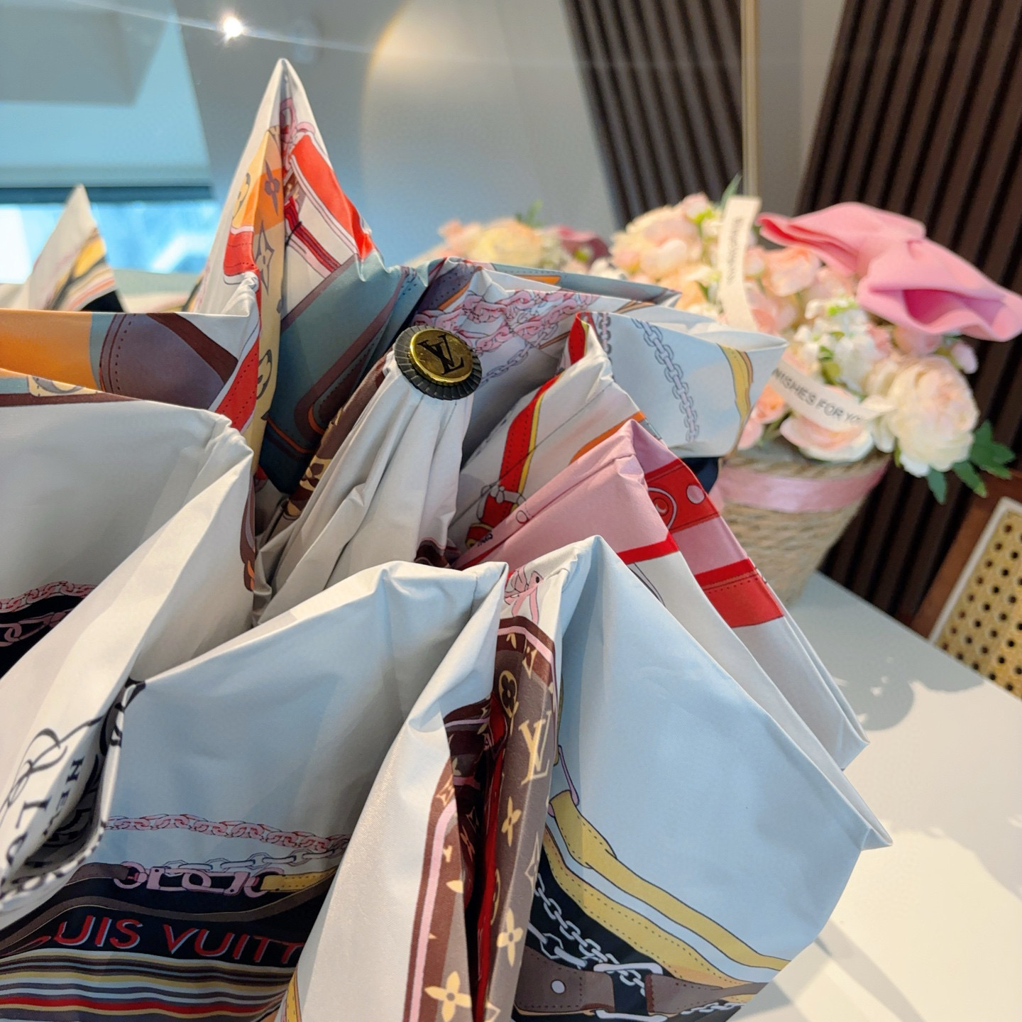  LOUIS VUITTON （路易威登）2025新款 经典字母 三折自动折叠晴雨伞 新涂层技术深色伞面
