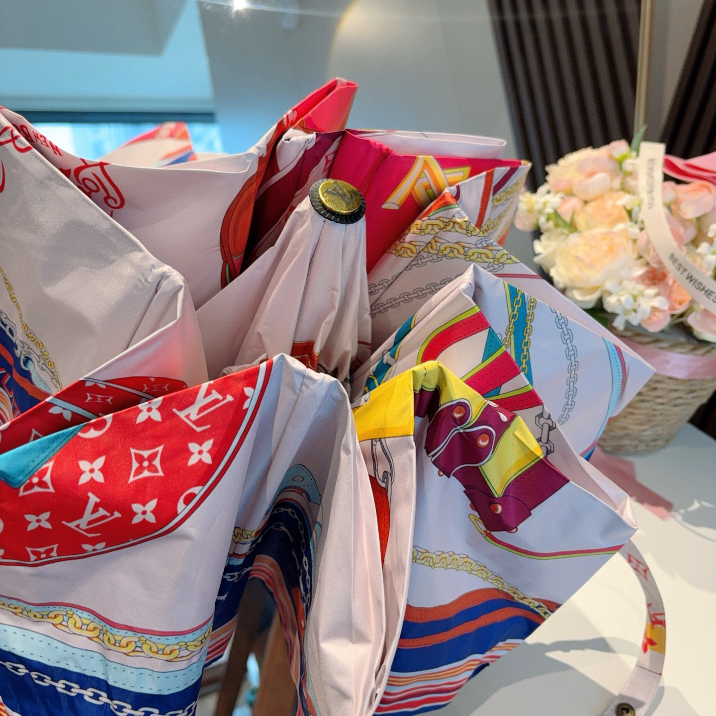  LOUIS VUITTON （路易威登）2025新款 经典字母 三折自动折叠晴雨伞 新涂层技术深色伞面