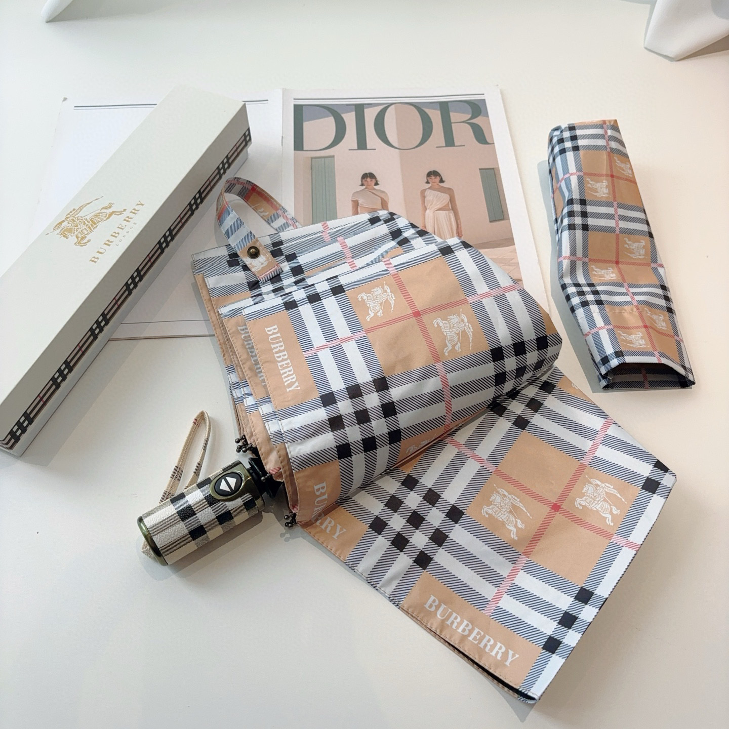 BURBERRY（巴宝莉） 三折自动折叠晴雨伞 年度巅峰之作 经典 高雅 时髦 这就是被称为英国BUR
