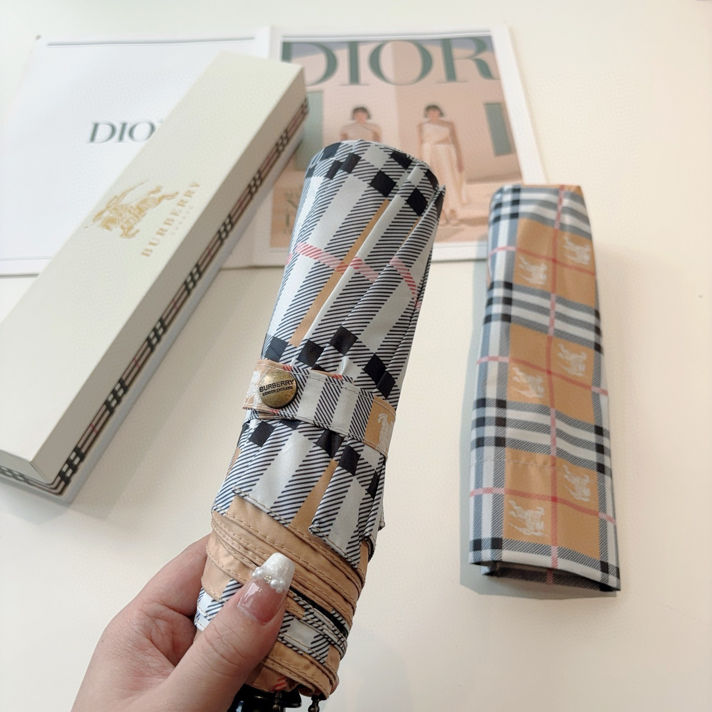  BURBERRY（巴宝莉） 三折自动折叠晴雨伞 年度巅峰之作 经典 高雅 时髦 这就是被称为英国BUR