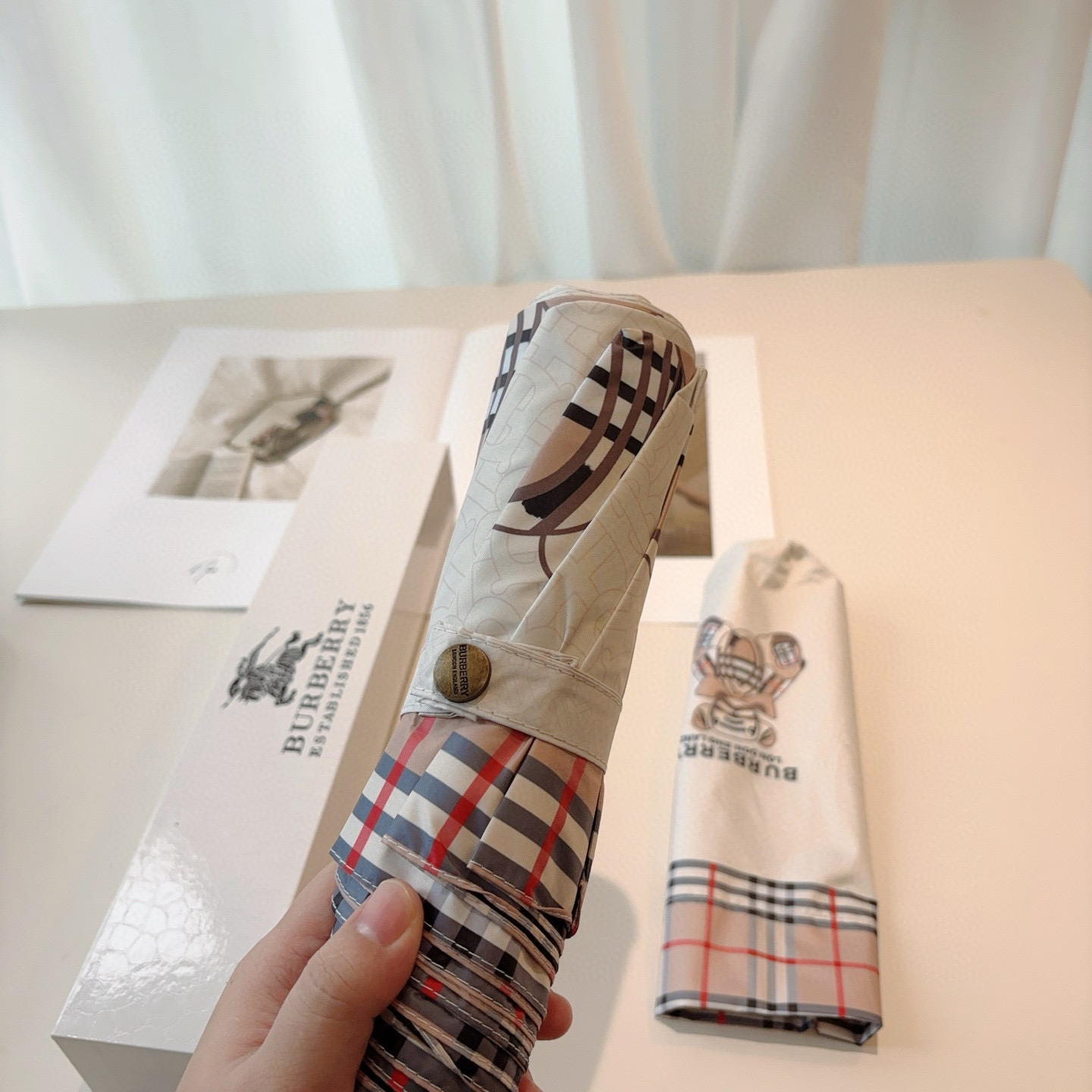  BURBERRY（巴宝莉） 三折自动折叠晴雨伞 年度巅峰之作 经典 高雅 时髦 这就是被称为英国BUR