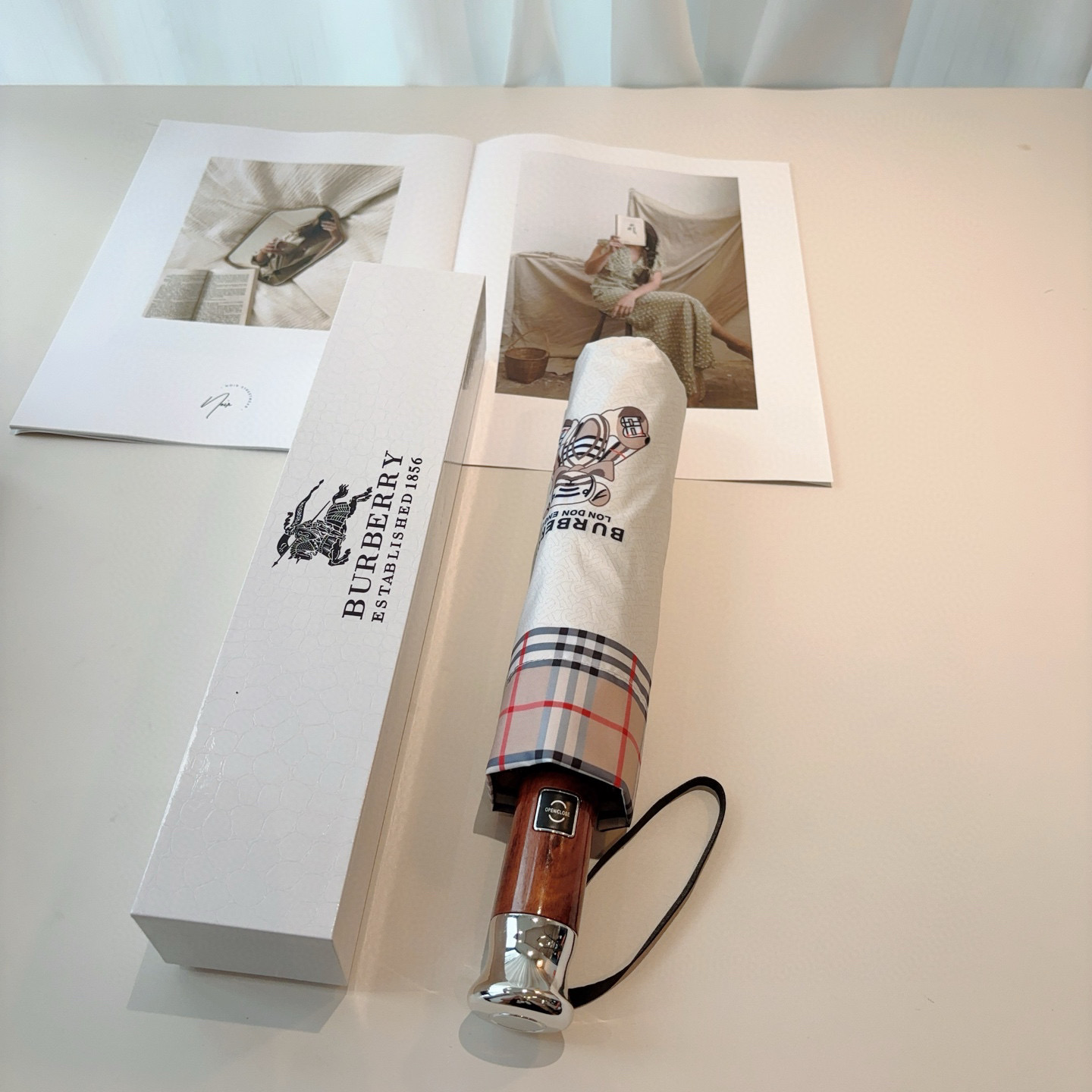  BURBERRY（巴宝莉） 三折自动折叠晴雨伞 年度巅峰之作 经典 高雅 时髦 这就是被称为英国BUR