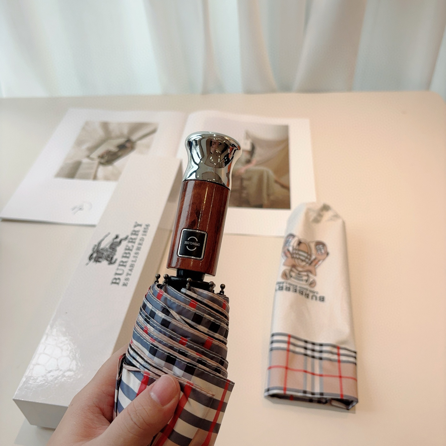  BURBERRY（巴宝莉） 三折自动折叠晴雨伞 年度巅峰之作 经典 高雅 时髦 这就是被称为英国BUR