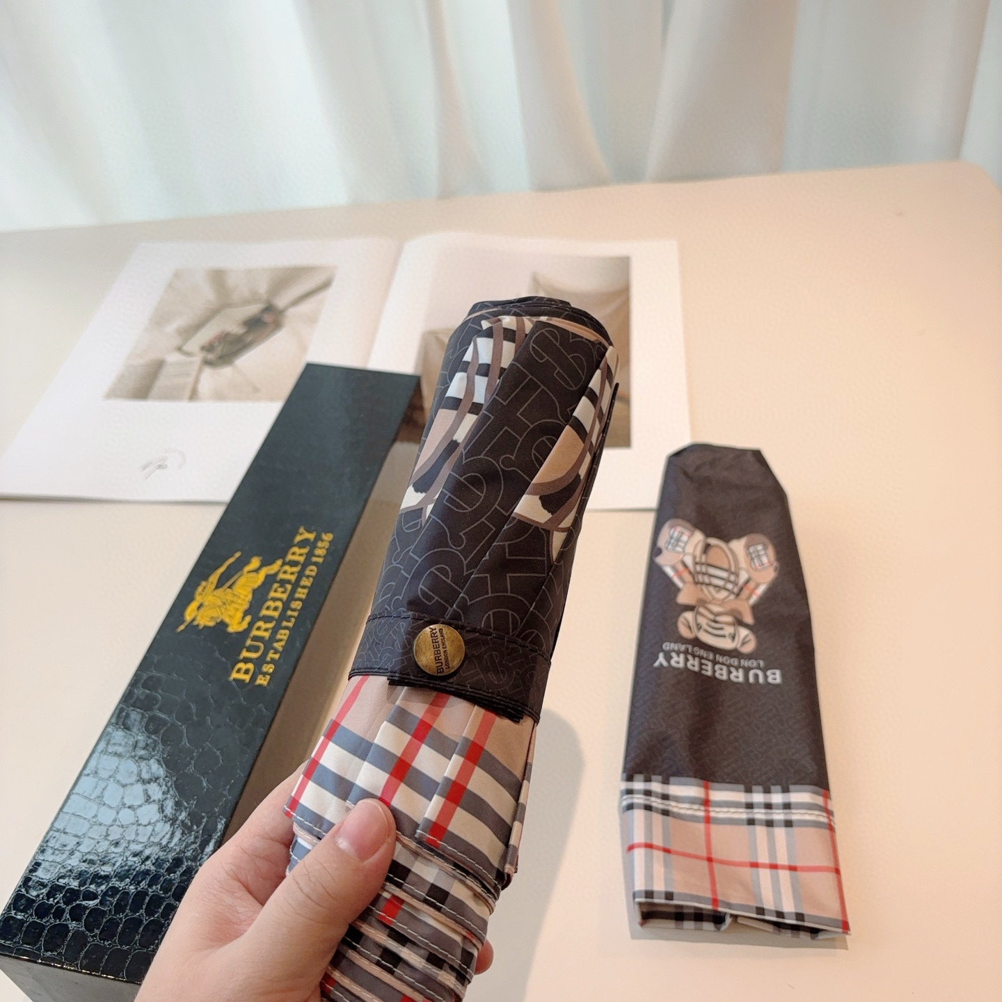 BURBERRY（巴宝莉） 三折自动折叠晴雨伞 年度巅峰之作 经典 高雅 时髦 这就是被称为英国BUR