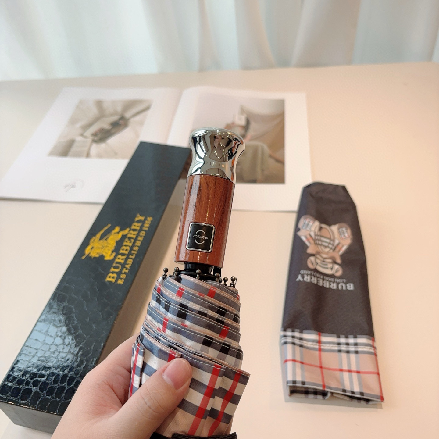  BURBERRY（巴宝莉） 三折自动折叠晴雨伞 年度巅峰之作 经典 高雅 时髦 这就是被称为英国BUR