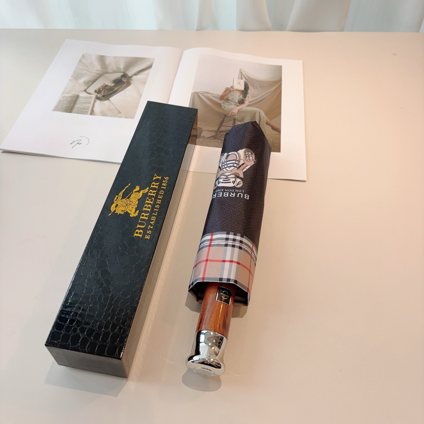  BURBERRY（巴宝莉） 三折自动折叠晴雨伞 年度巅峰之作 经典 高雅 时髦 这就是被称为英国BUR