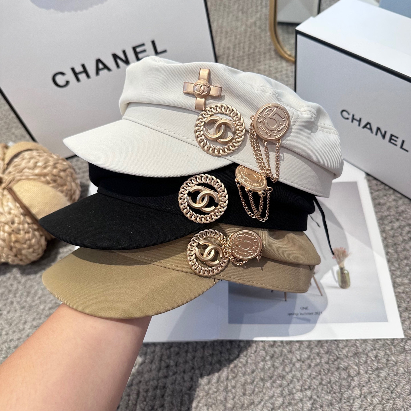  CHANEL 香奈儿 新款军帽 ，简约经典logo，质感超级赞👍，精致大牌范，女神必备神器 3色