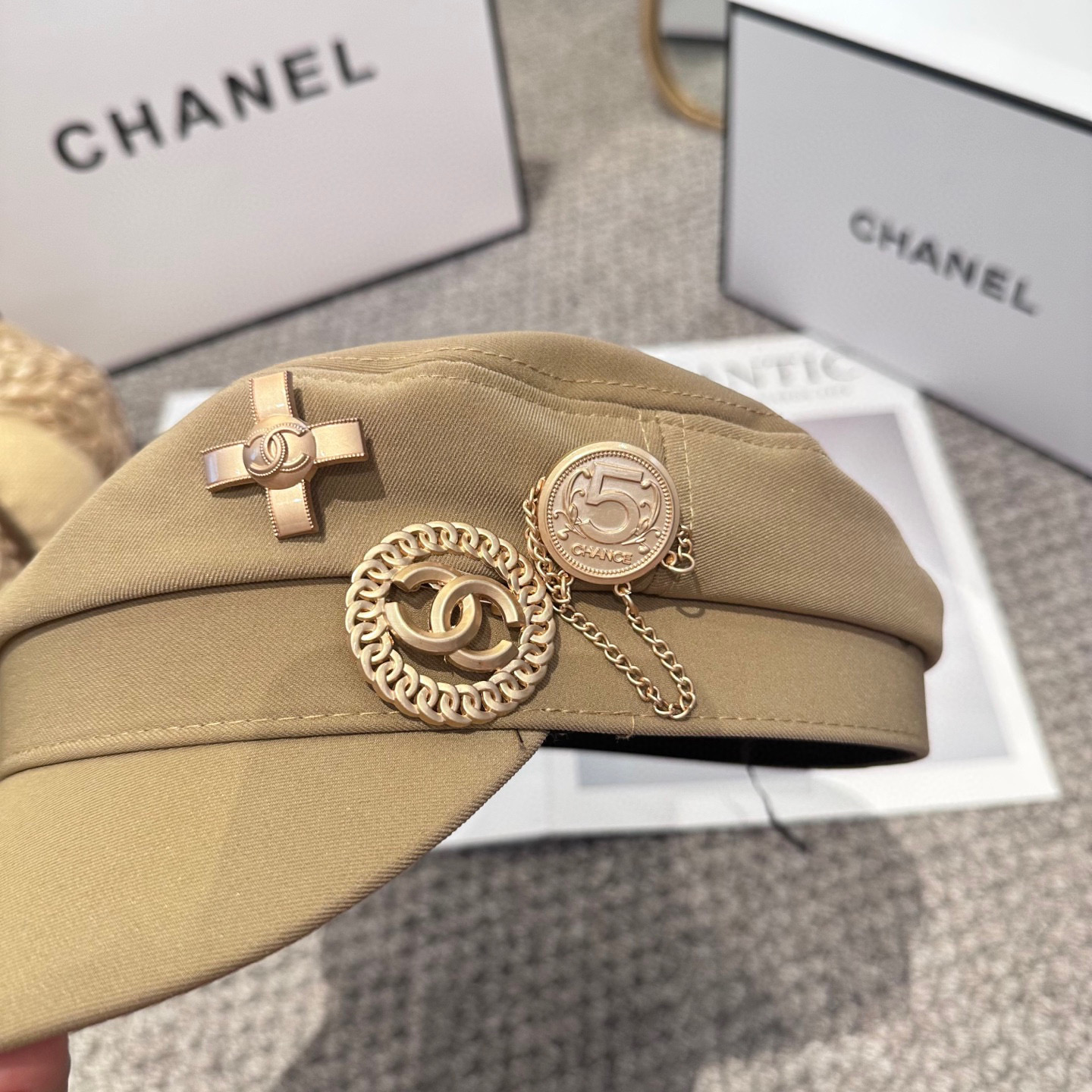  CHANEL 香奈儿 新款军帽 ，简约经典logo，质感超级赞👍，精致大牌范，女神必备神器 3色
