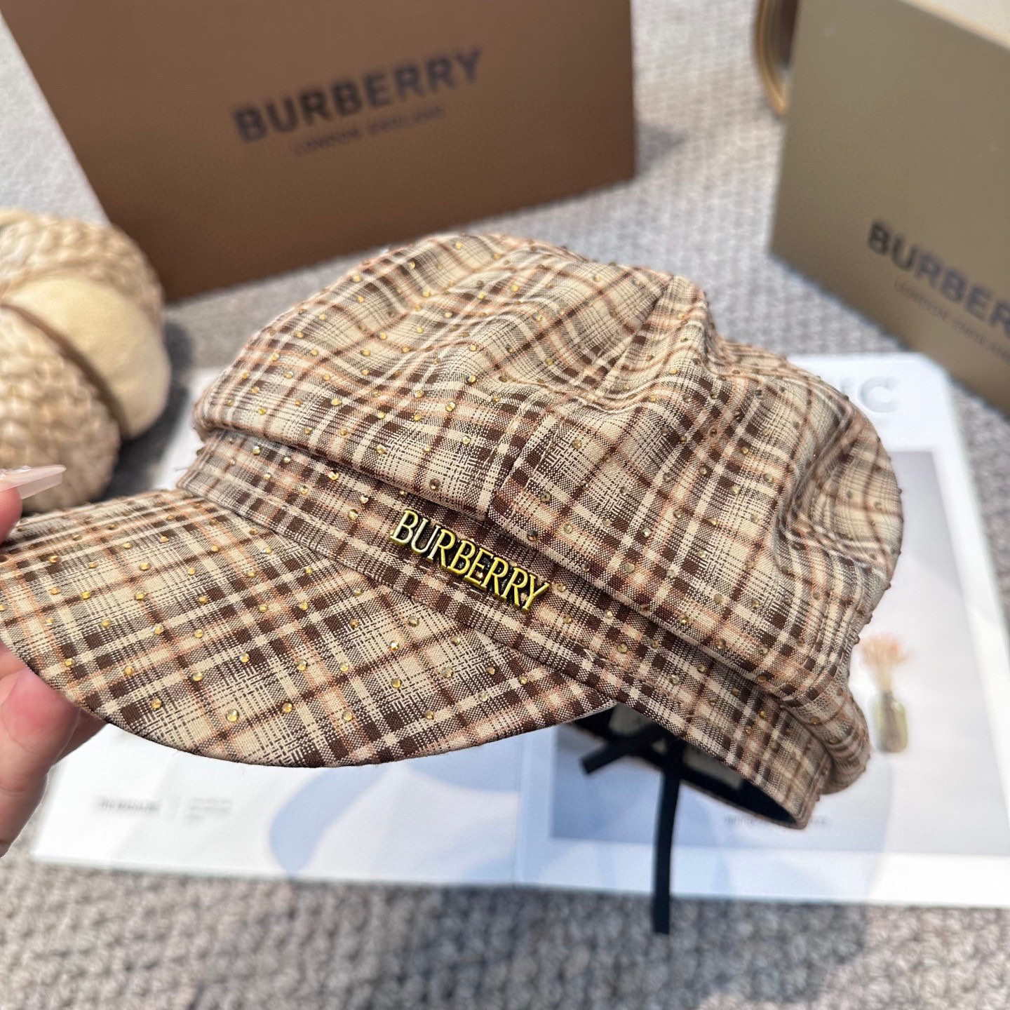  BURBERRY（巴宝莉）新款格纹八角帽。大牌高级十感足！简约尚时风，男女同款！高质品，尊享品质感！