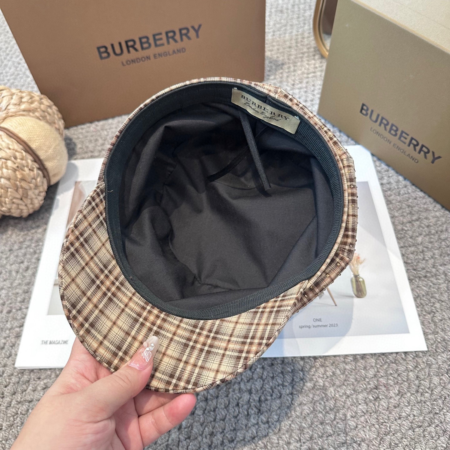  BURBERRY（巴宝莉）新款格纹八角帽。大牌高级十感足！简约尚时风，男女同款！高质品，尊享品质感！