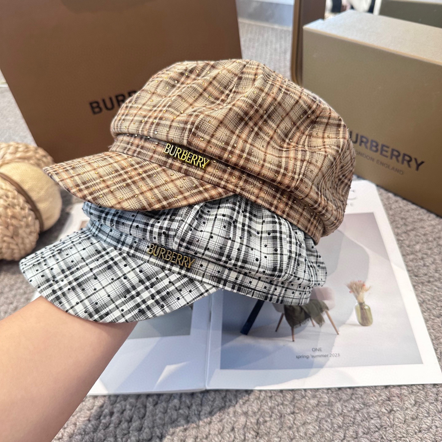  BURBERRY（巴宝莉）新款格纹八角帽。大牌高级十感足！简约尚时风，男女同款！高质品，尊享品质感！