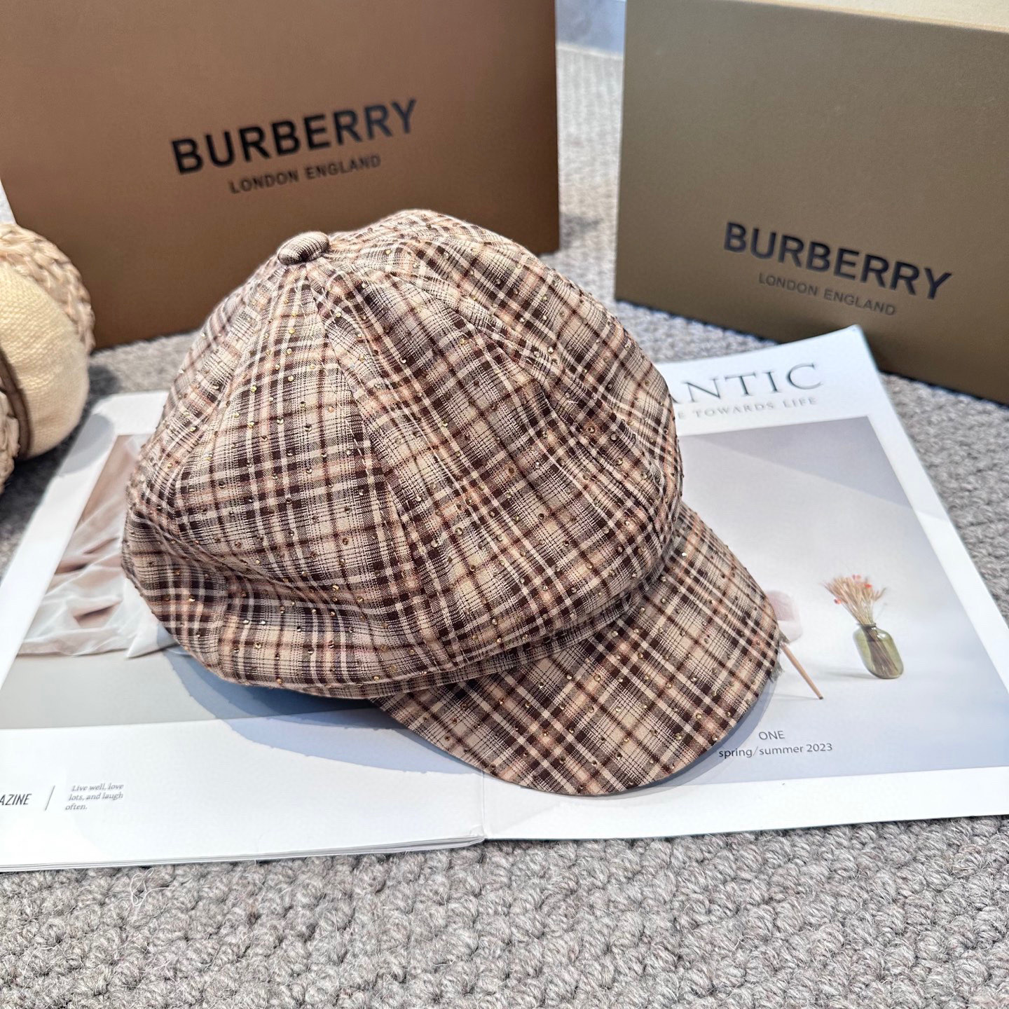  BURBERRY（巴宝莉）新款格纹八角帽。大牌高级十感足！简约尚时风，男女同款！高质品，尊享品质感！