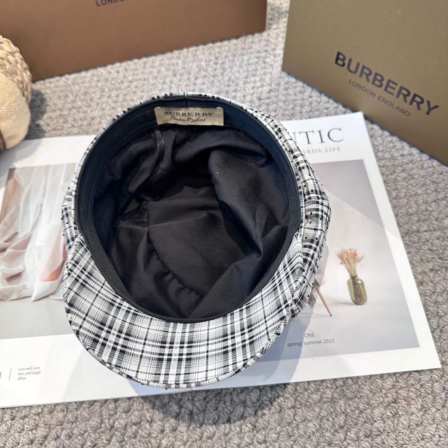  BURBERRY（巴宝莉）新款格纹八角帽。大牌高级十感足！简约尚时风，男女同款！高质品，尊享品质感！