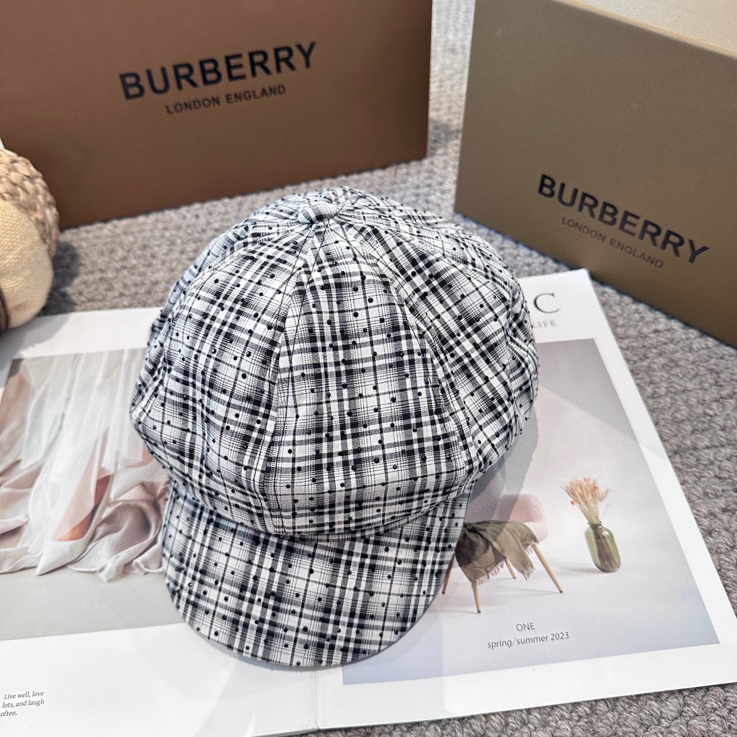  BURBERRY（巴宝莉）新款格纹八角帽。大牌高级十感足！简约尚时风，男女同款！高质品，尊享品质感！
