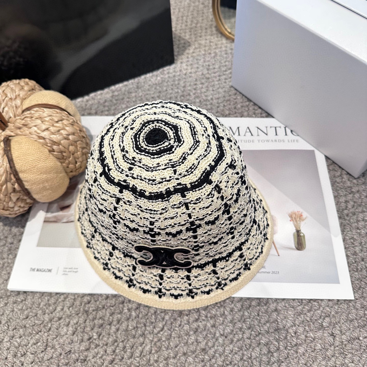  赛琳～简约新款盆帽
秋冬必入，很百搭～