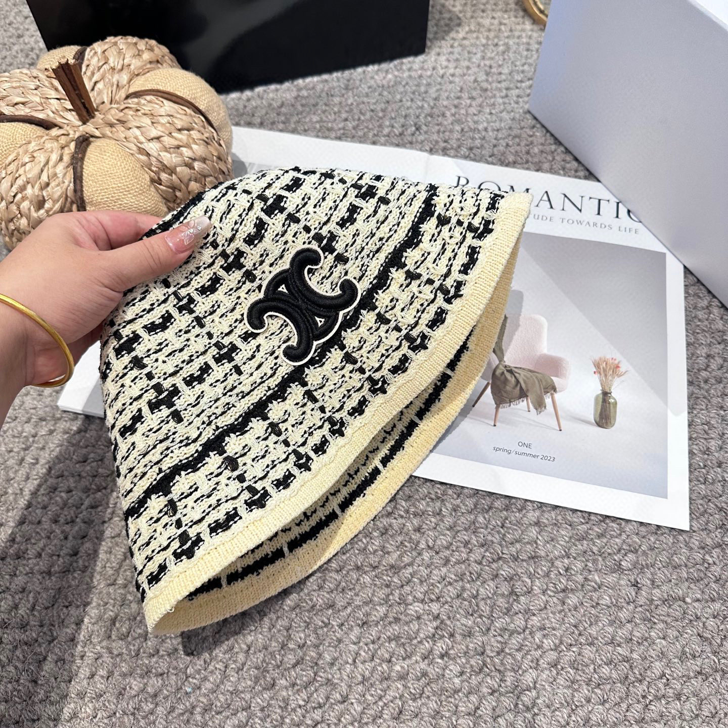  赛琳～简约新款盆帽
秋冬必入，很百搭～