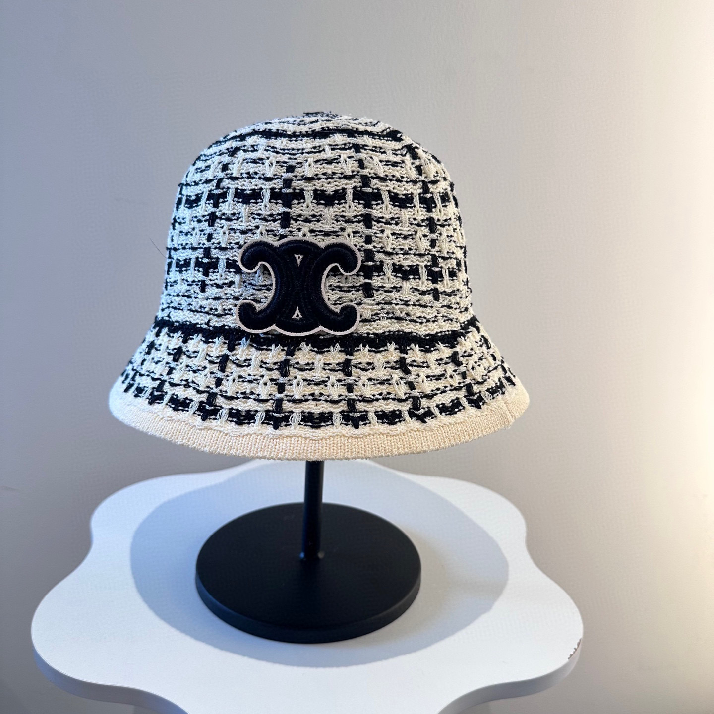  赛琳～简约新款盆帽
秋冬必入，很百搭～