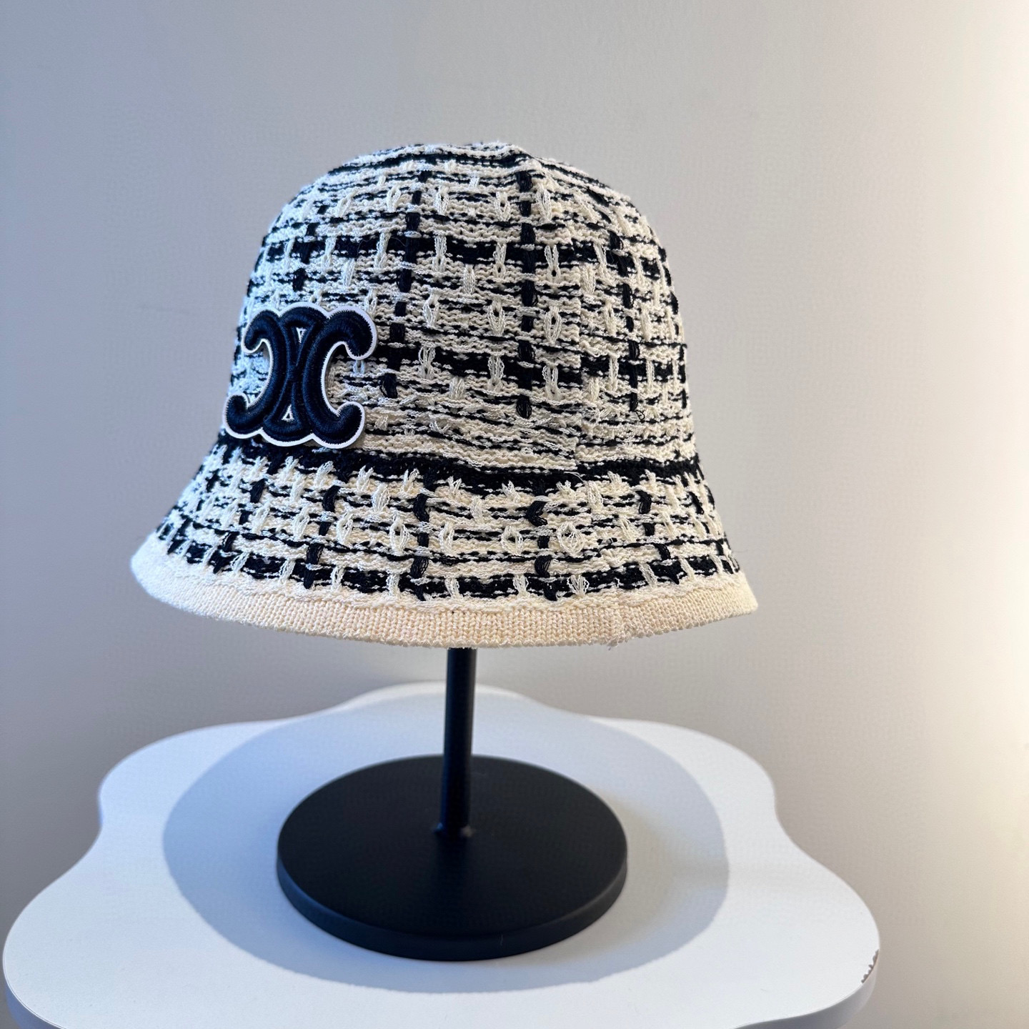  赛琳～简约新款盆帽
秋冬必入，很百搭～