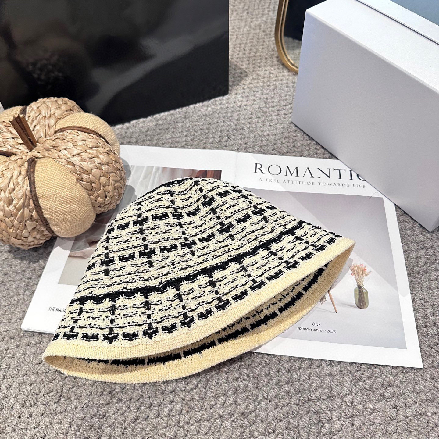  赛琳～简约新款盆帽
秋冬必入，很百搭～