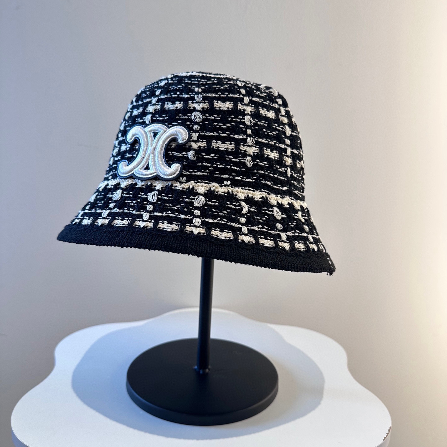  赛琳～简约新款盆帽
秋冬必入，很百搭～