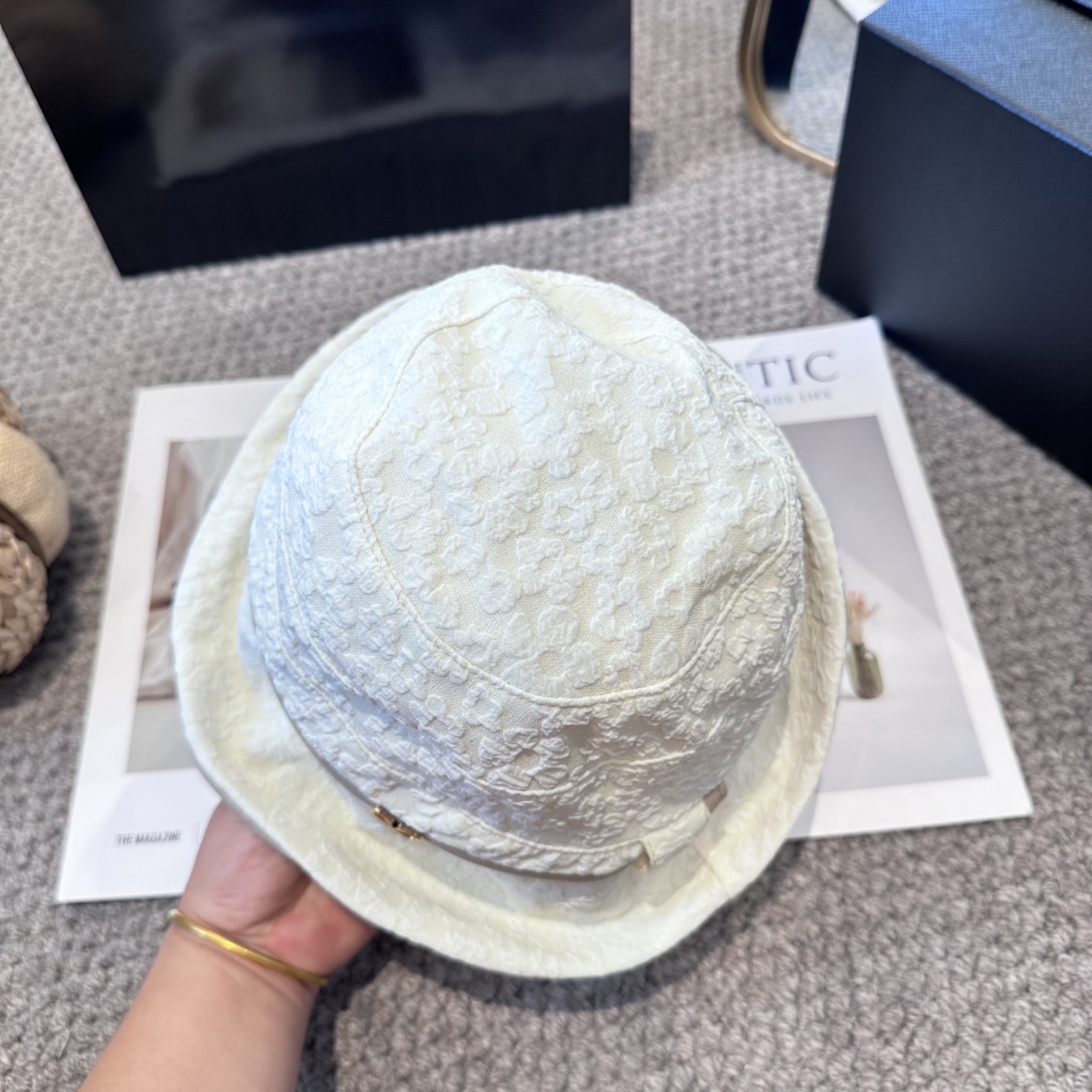  Valentino华伦天奴 新款渔夫帽
工艺设计感十足
拿捏气质，时髦精必入！