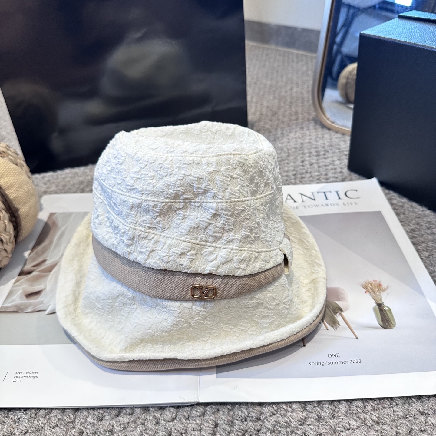  Valentino华伦天奴 新款渔夫帽
工艺设计感十足
拿捏气质，时髦精必入！