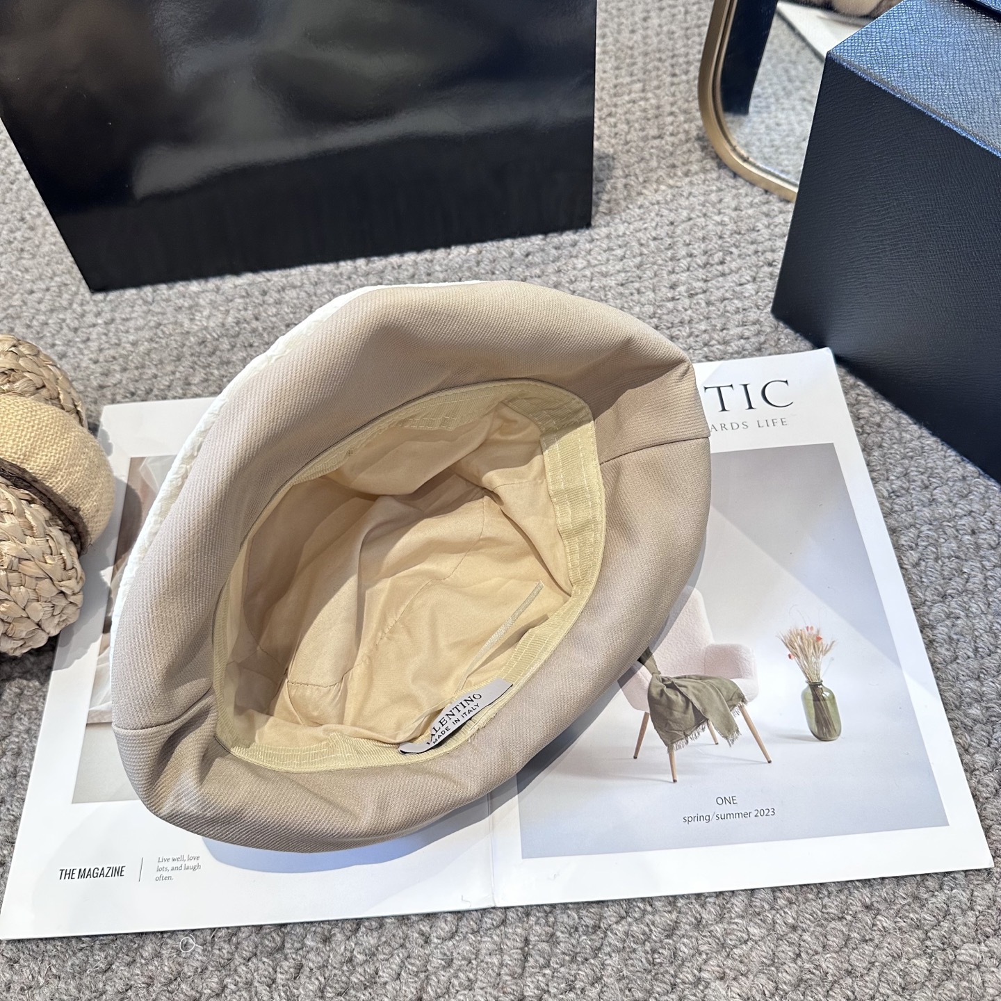  Valentino华伦天奴 新款渔夫帽
工艺设计感十足
拿捏气质，时髦精必入！