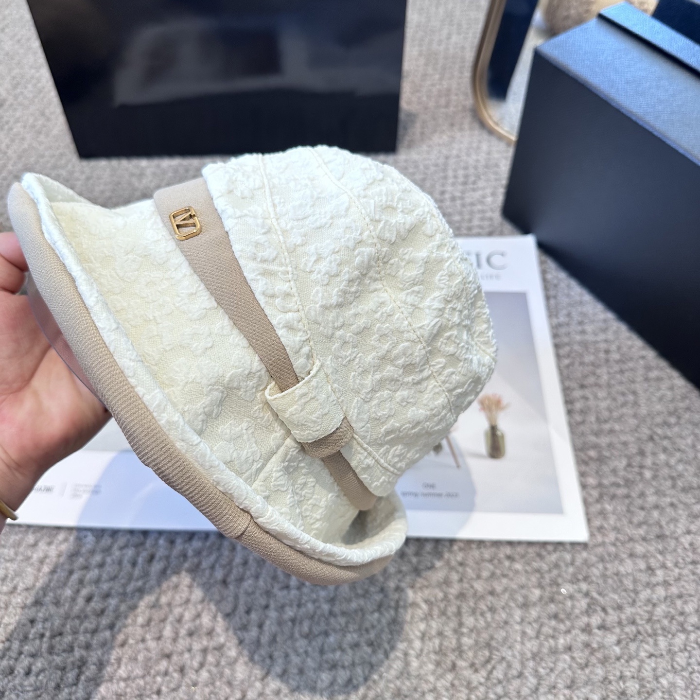  Valentino华伦天奴 新款渔夫帽
工艺设计感十足
拿捏气质，时髦精必入！