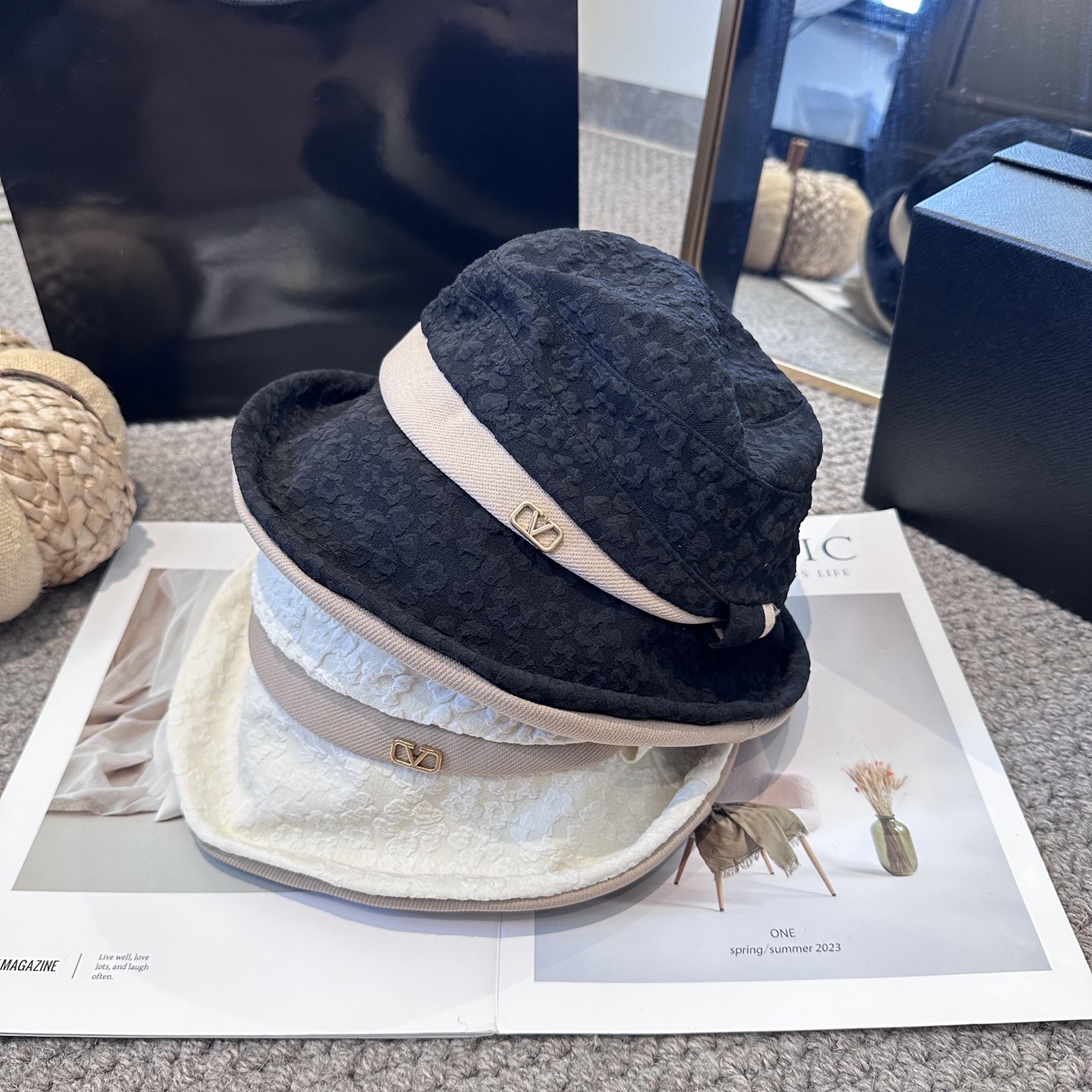  Valentino华伦天奴 新款渔夫帽
工艺设计感十足
拿捏气质，时髦精必入！