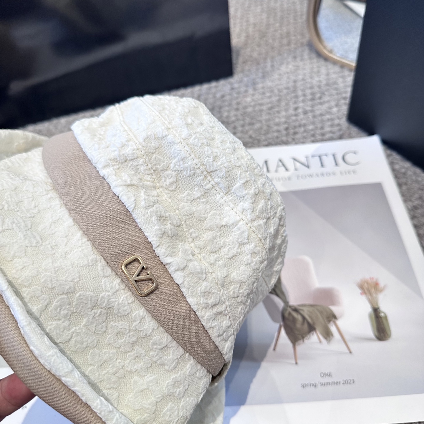  Valentino华伦天奴 新款渔夫帽
工艺设计感十足
拿捏气质，时髦精必入！