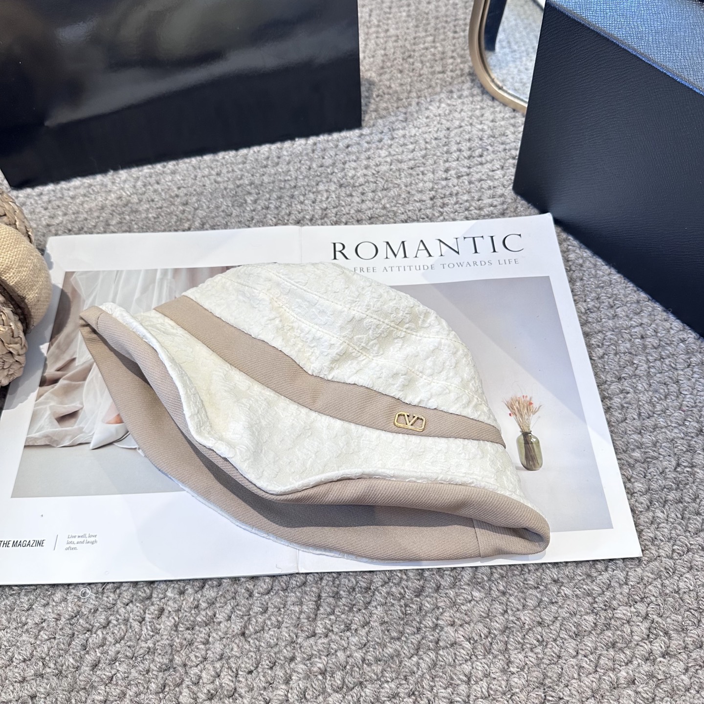  Valentino华伦天奴 新款渔夫帽
工艺设计感十足
拿捏气质，时髦精必入！