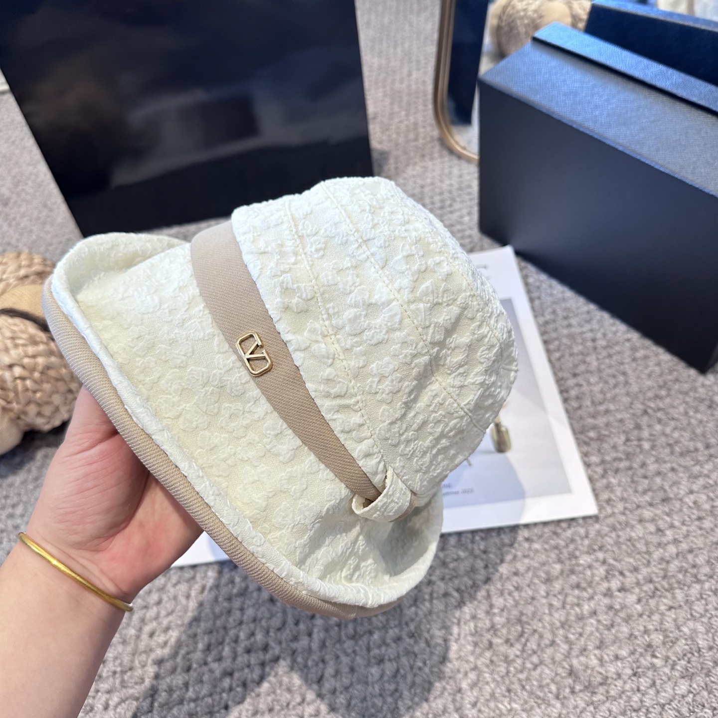  Valentino华伦天奴 新款渔夫帽
工艺设计感十足
拿捏气质，时髦精必入！